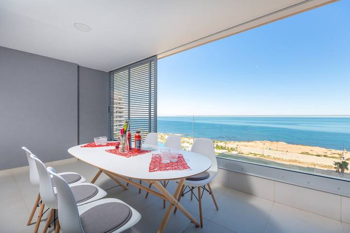 Location de vacances pour 6 personnes, avec jardin et piscine dans Punta Prima (Alicante)