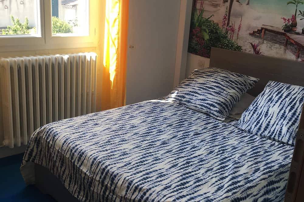 Ganze Wohnung, Apartment in an Ixviii century farmhouse with independent entrance in Pertuis, Regionaler Naturpark Luberon