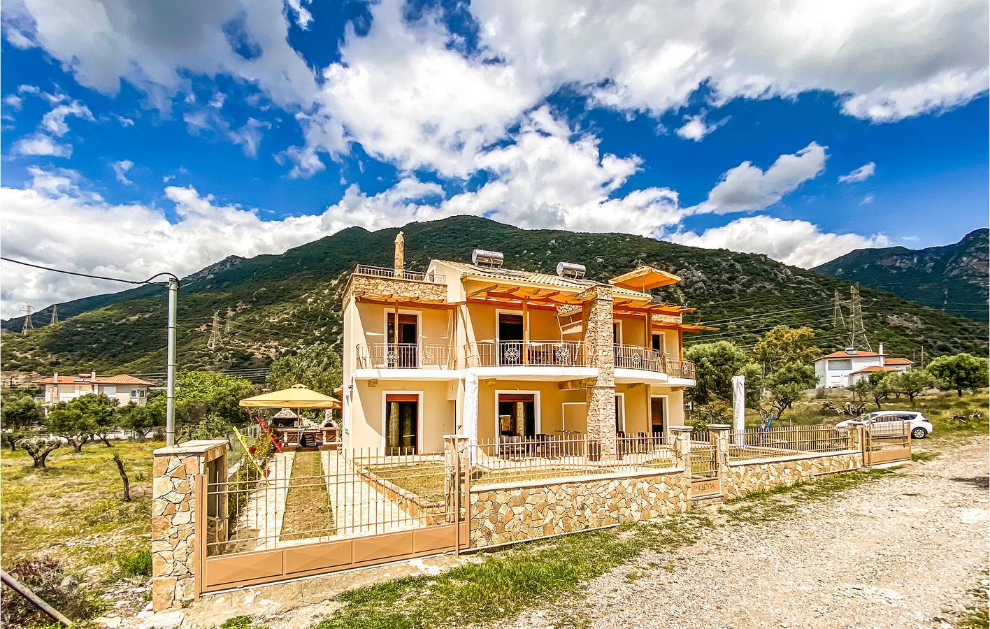 Entire holiday apartment, Cozy Coastal Apartment with AC and Parking, 2.5km to Beach in Phocis region