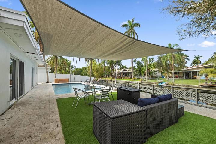 Vacation rental for 11 people, with pool and yard, kid friendly in Aventura FL