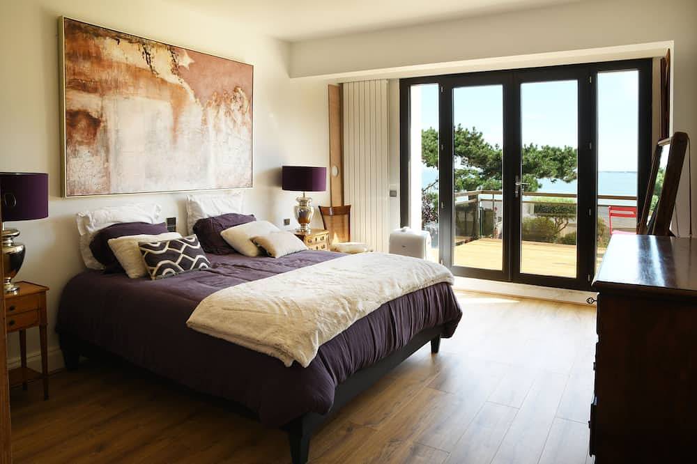 Villa avec piscine chauffée et magnifique vue mer in Pontaillac, Royan