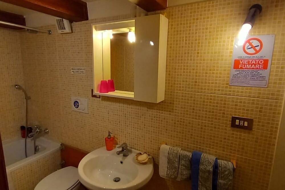 Casa Dino chambres, salle de bain privée- Hébergement en famille d'accueil in Rome, Province de Rome