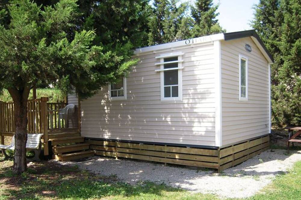 Comfortable mobile home with terrace in Lézignan-Corbières, Narbonne region