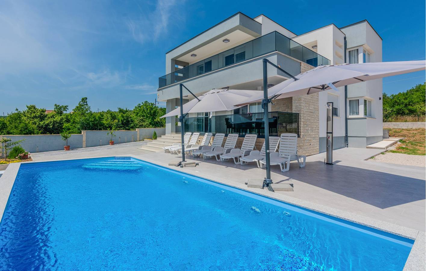 Charmante 2-Zimmer-Wohnung mit Pool und Terrasse, 1,5 km von Posedarje entfernt in Novigradsko More, Zadar