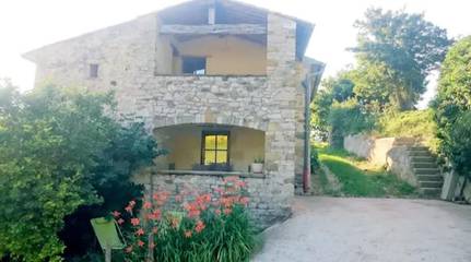 Gîte pour 5 personnes, avec vue ainsi que balcon et piscine, adapté aux familles à Vesc