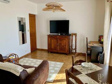 Gîte pour 3 personnes, avec vue et jardin à Capdrot