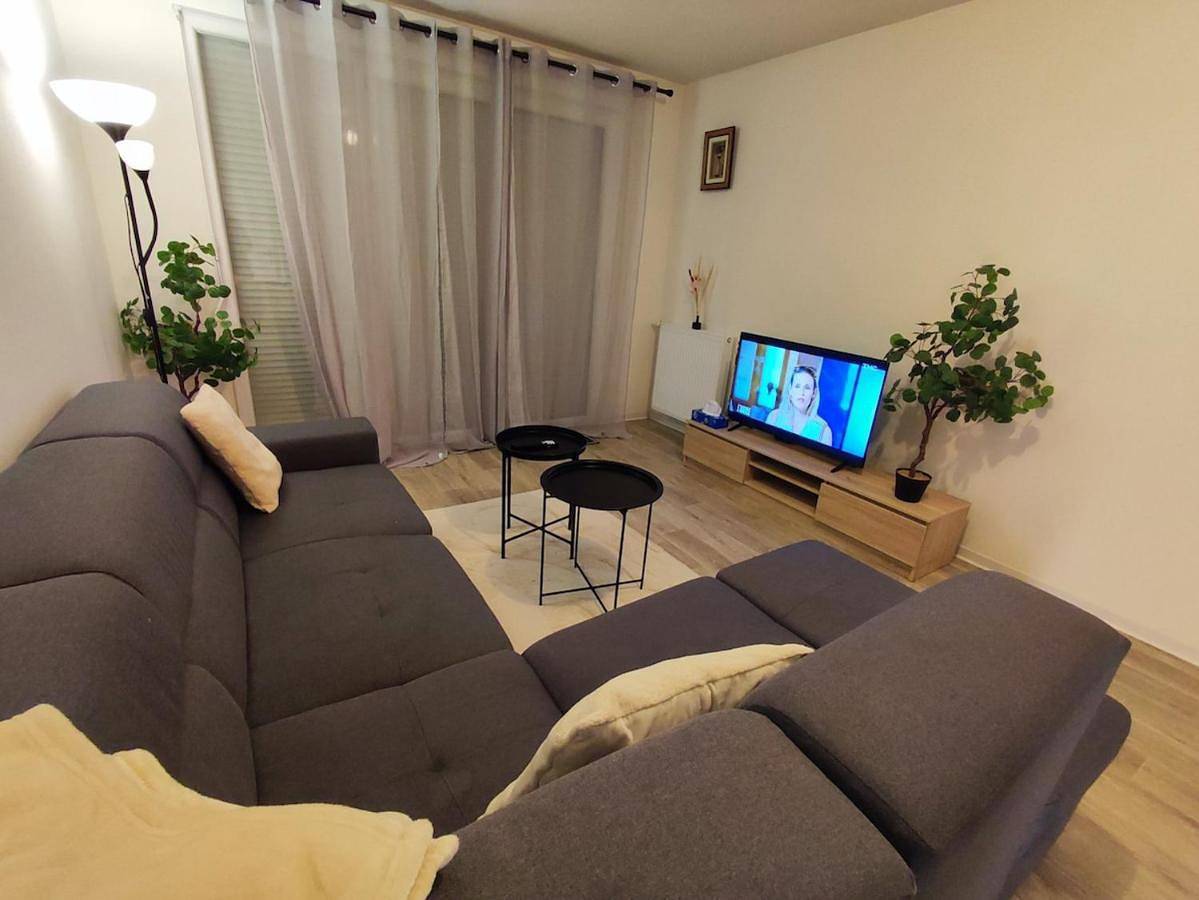 Appartement entier, T3 lumineux avec grande terrasse et parking sécurisé in Chenôve, Région de Dijon