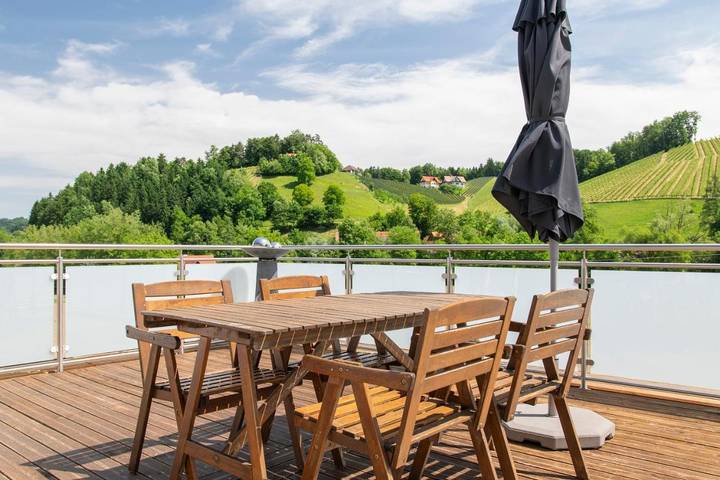 Ferienwohnung für 8 Personen, mit Ausblick und Garten