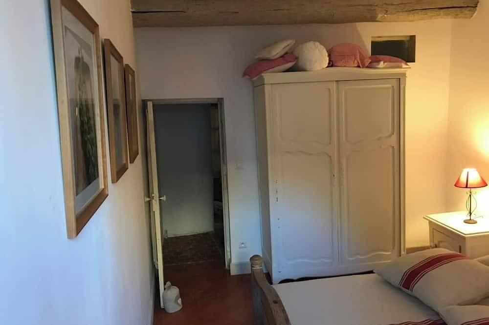 La Maison a peaceful and inspiring place to stay, in the heart of the village in Cucuron, Parc naturel régional du Luberon