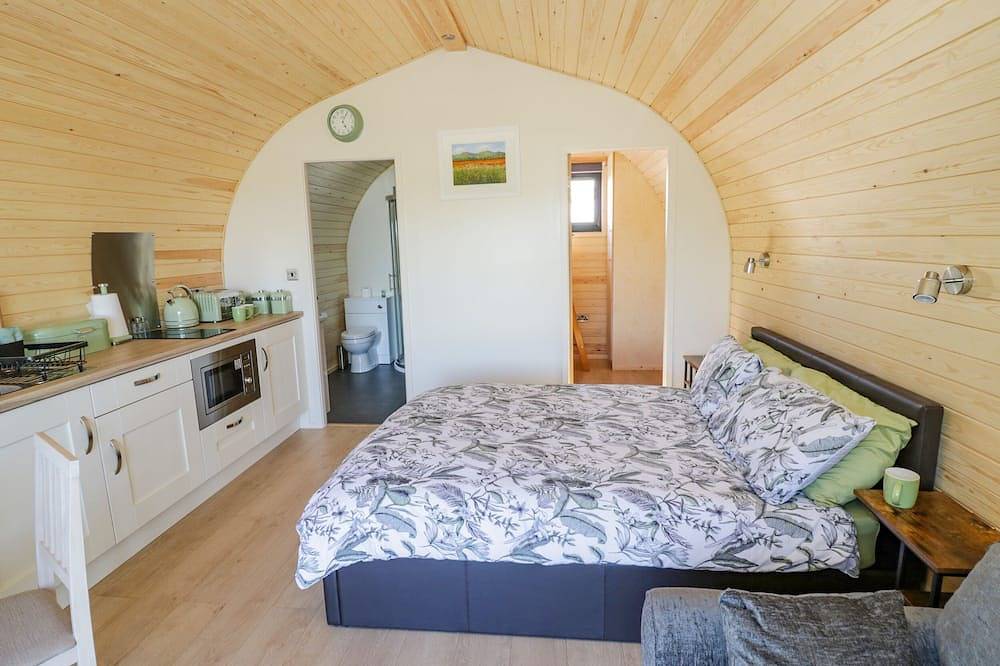 Tamina, pet friendly, with hot tub in Great Witley in Worcestershire