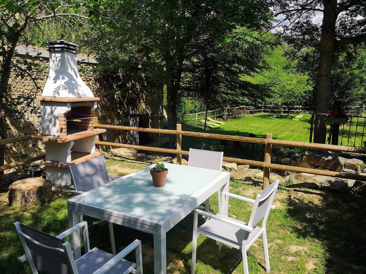 Casa di campagna 'Ardetxal' con vista sulle montagne e giardino privato in Lanciego, Rioja Alavesa