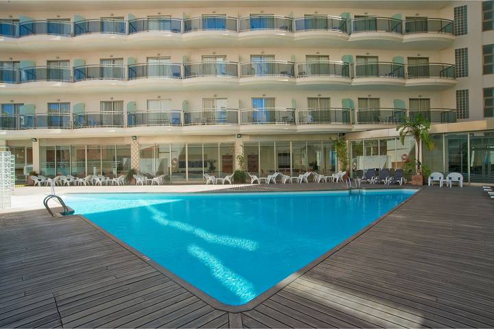 Hôtel pour 3 personnes, avec terrasse et piscine, animaux acceptés