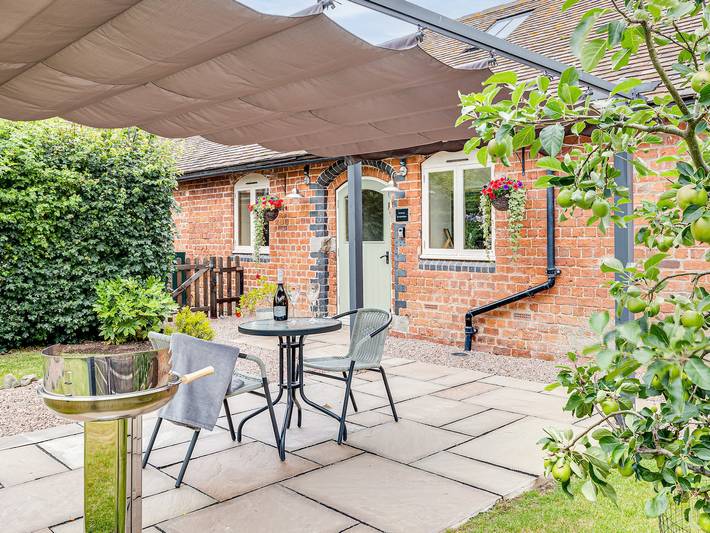 Log cabin for 2 people, with garden in Shropshire