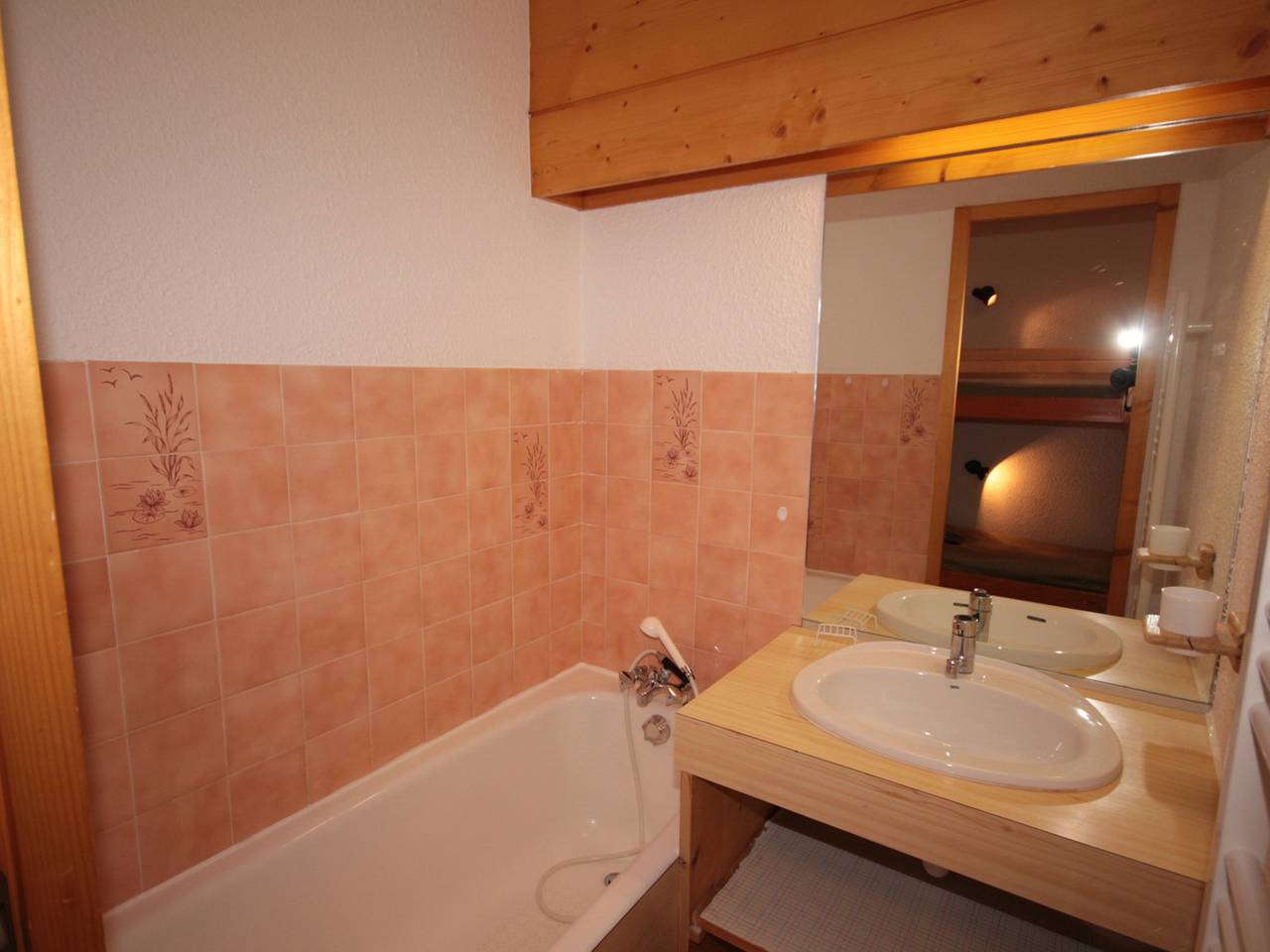 Entire studio, Cozy studio cabin with balcony, sleeps 5, Les Saisies in Les Saisies, Albertville region