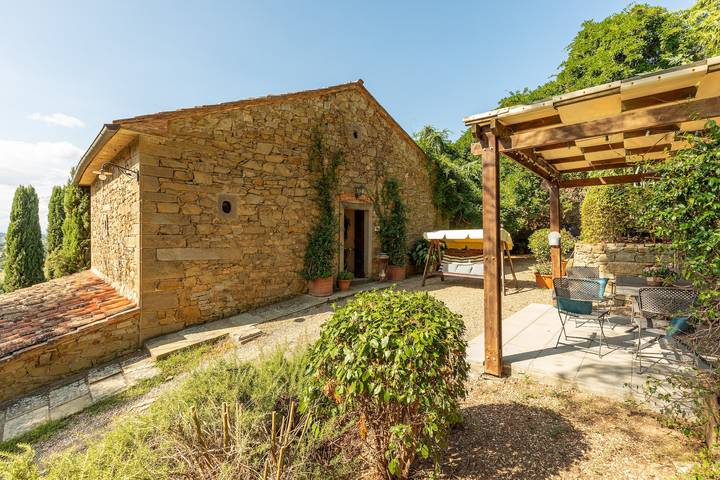 Entire apartment, Apartment 'Granaio - Borgo Dolci Colline' with Private Pool, Wi-Fi, and Air Conditioning in Castiglion Fiorentino, Arezzo Province