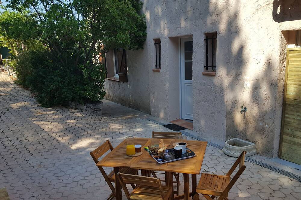 Entire apartment, Detached 30 m2 T2 apartment in villa with swimming pool in Mandelieu-la-Napoule, Cannes region