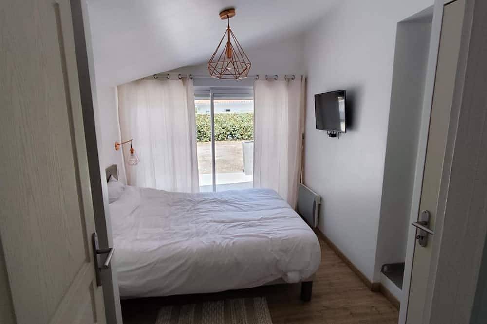 Country-style bedroom and bathroom in Podensac, Langon region