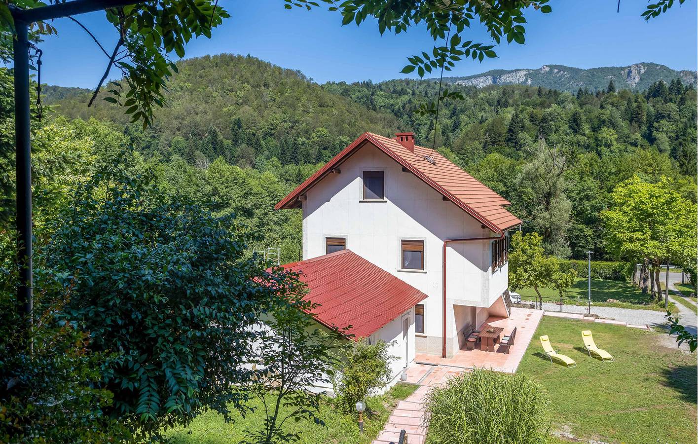Gemütlich, 1 km vom Strand entfernt: Modernes Apartment mit Terrasse und kostenlosen Parkplätzen in Delnice, Primorje-Gorski Kotar
