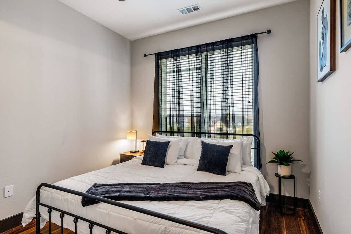 Apartamento entero, 12 Min to Downtown   Pool  Balcony   Free Parking in Austin, Condado de Travis