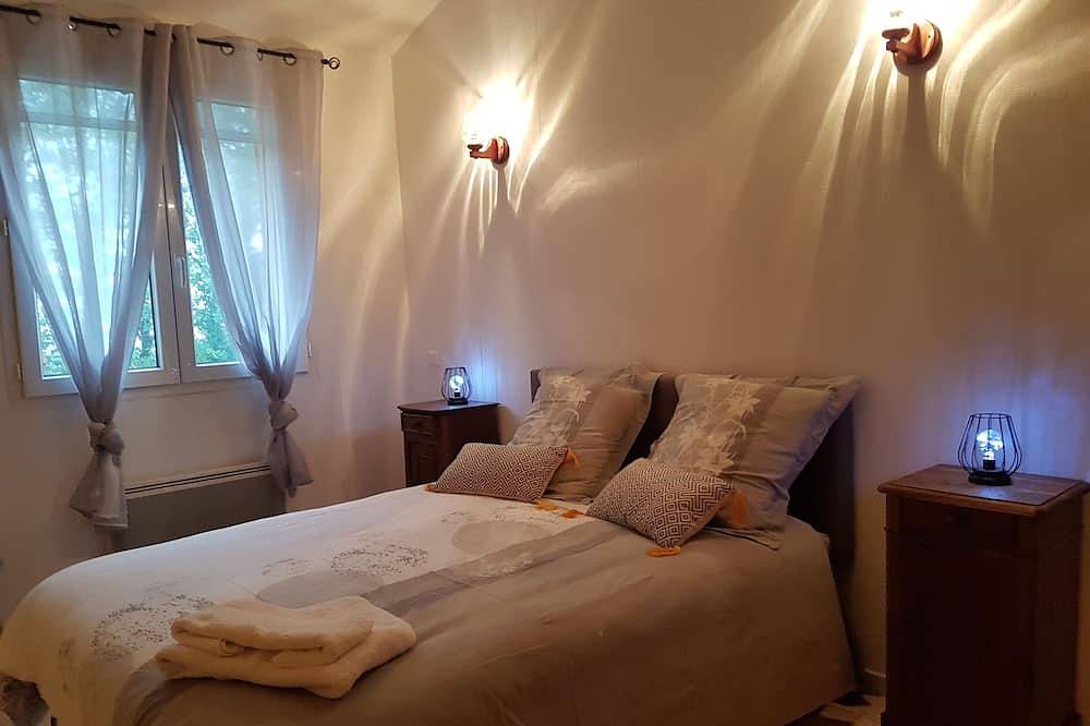 Charming air-conditioned 6/8 sleeper house with pool, in Lunan in Figeac, Massif Central