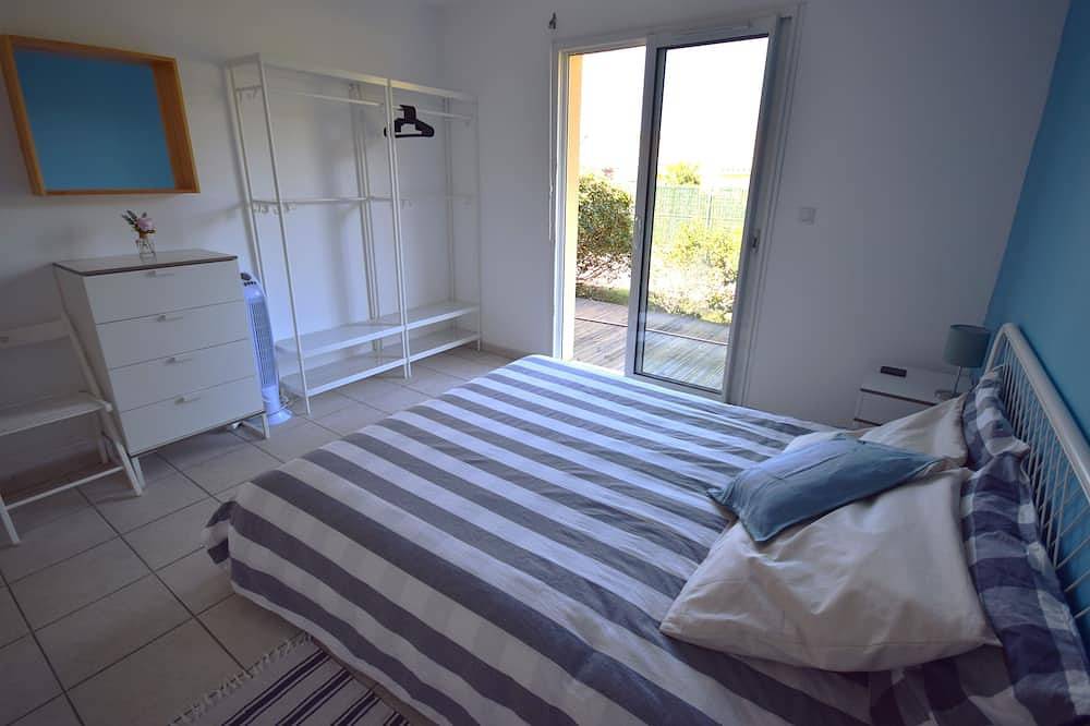 Large house near beach. 10 beds, 3 bathrooms. Lovely enclosed garden. in Vensac, Lesparre-Médoc region