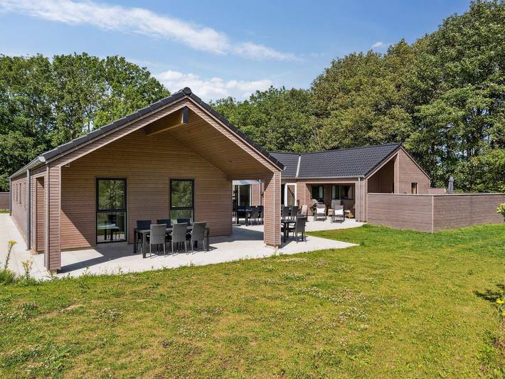 Ferienhaus für 24 Personen, mit Sauna und Garten sowie Terrasse und Pool, kinderfreundlich