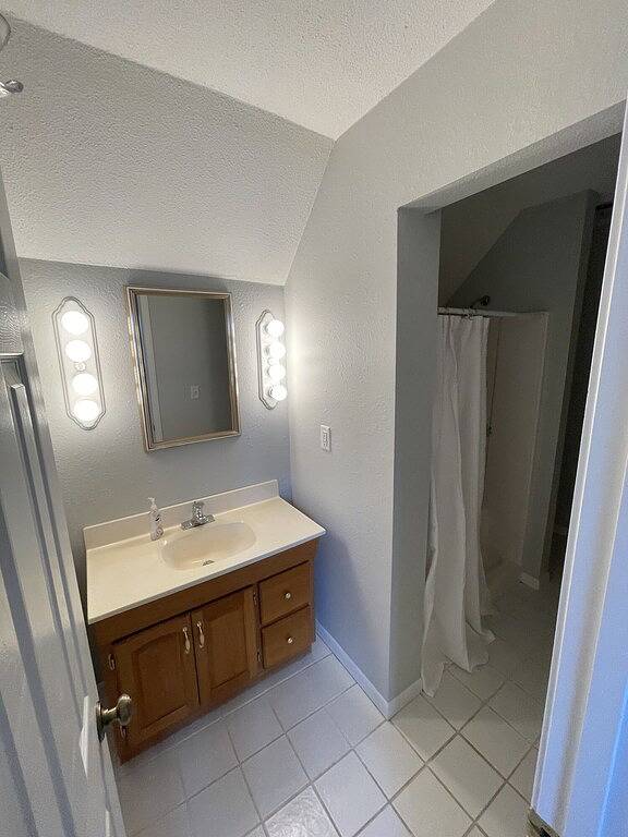 Lake Reunion location, private dock/slip/lily pad. 3 acres, hiking, fire pit, walk to Bagnell Dam in Lake Ozark, Lake of the Ozarks