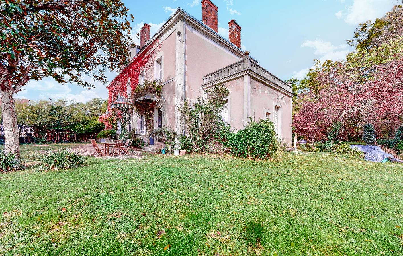 Holiday home for 14 people with garden in Chabris, Loire Valley