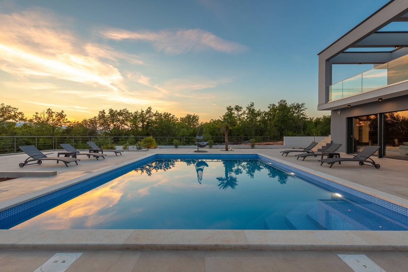 Stilvolle Villa Quadra***** mit Meerblick und beheiztem Pool auf Krk in Pinezici, Krk