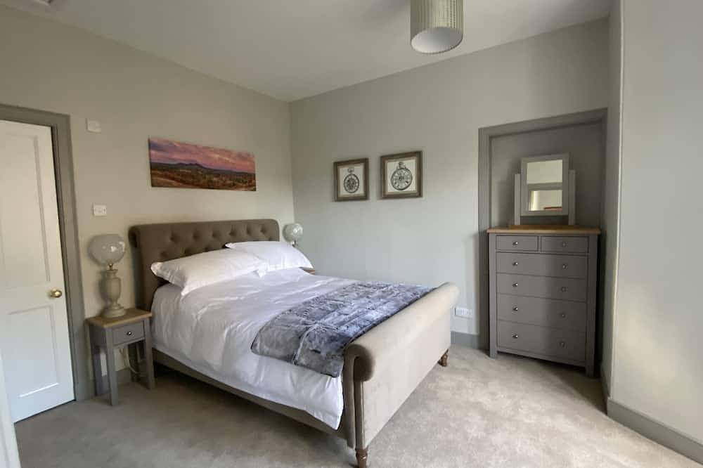 Abbey House, charming traditional historic house. Spectacular views of the Abbey in Jedburgh, Scottish Borders