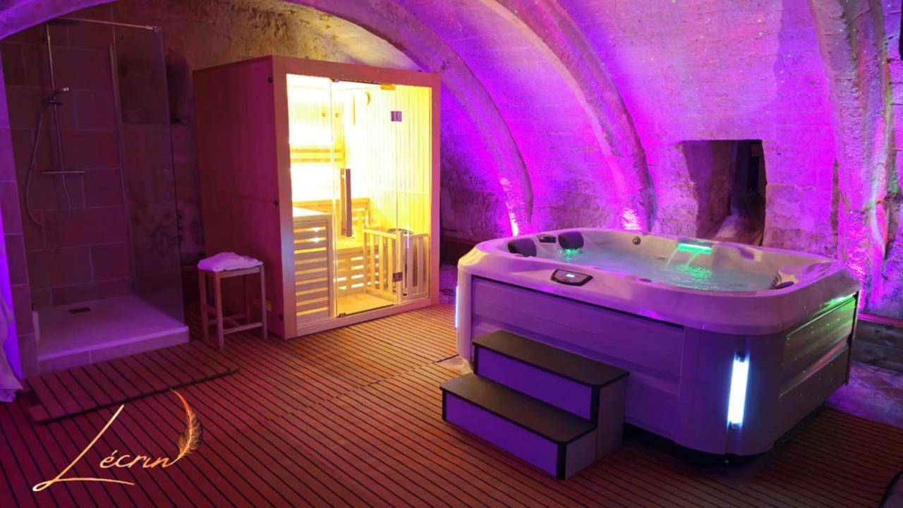 L'Écrin Love Room Spa privatif Orbec in Saint-Roch-de-l'Orbiquet, Région de Lisieux