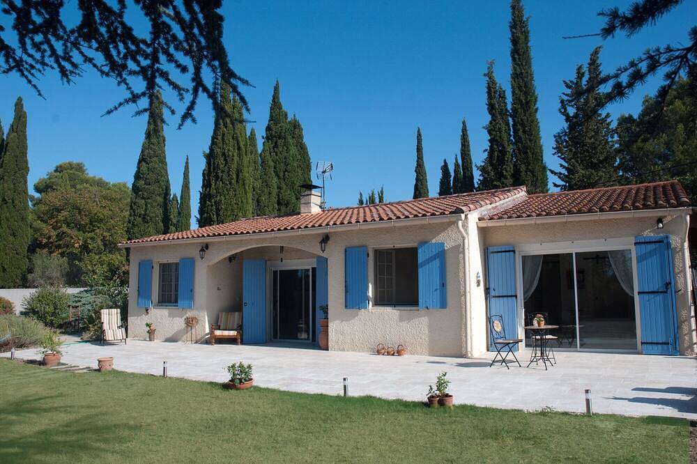 Charming guesthouse in the countryside 5 mins from Arles in Arles, Côte méditerranéenne (France)