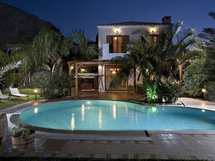 Ferienhaus für 6 Personen, mit Garten und Pool sowie Terrasse, mit Haustier