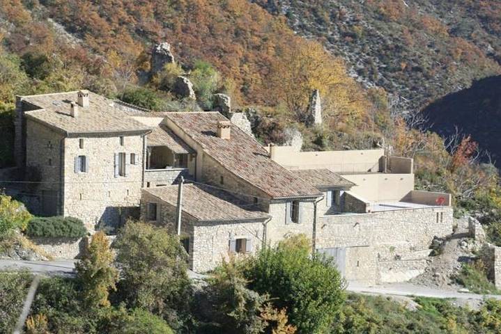 Location de vacances pour 16 personnes, avec jardin ainsi que vue et piscine à Chaudebonne