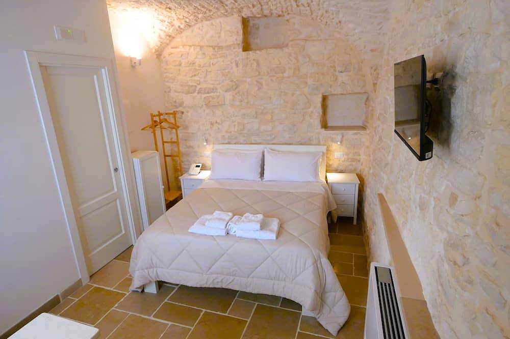 Arcobaleno - Campanile Inn; Comfortable room in historic building in Locorotondo in Locorotondo, Bari Province
