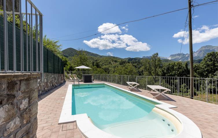 Rifugio a bordo piscina con WiFi e AC, vicino a piazza e lago in Piazza al Serchio, Garfagnana