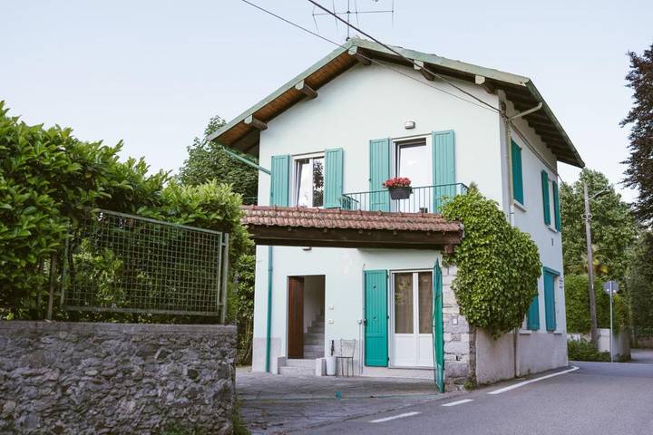 Casa vacanza per 4 persone, con panorama e giardino, con animali domestici in Lesa
