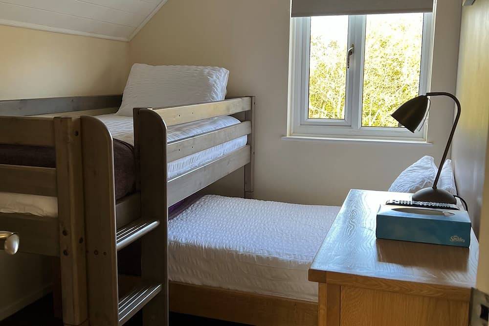 Pet-Friendly Waterside Lodge - Cotswold Water Park in Gloucestershire