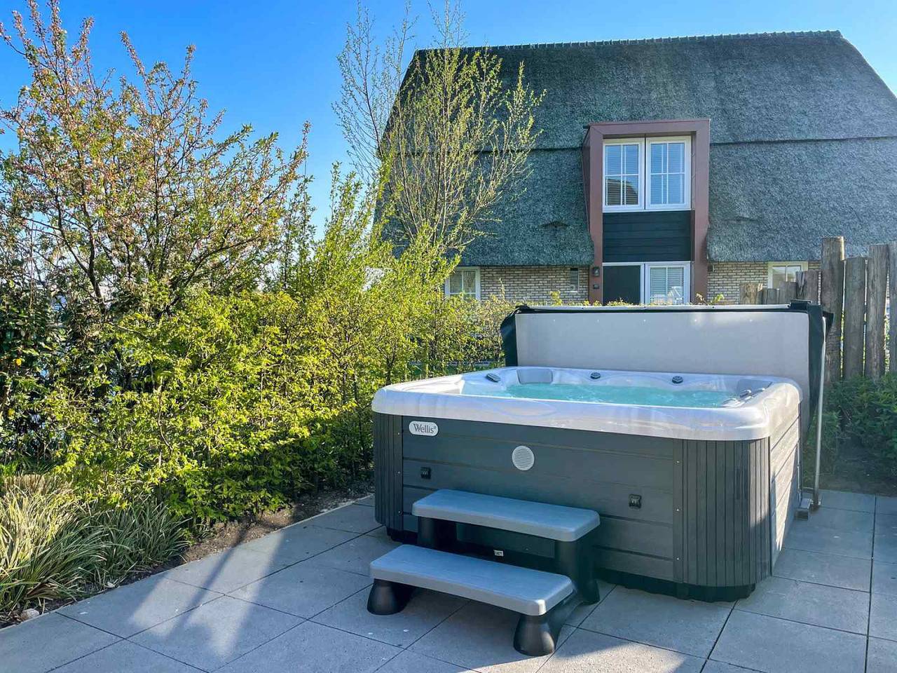 Luxusvilla für 12 Personen mit Sauna und Außen Spa am Tjeukemeer in Friesland in Delfstrahuizen, Friesland
