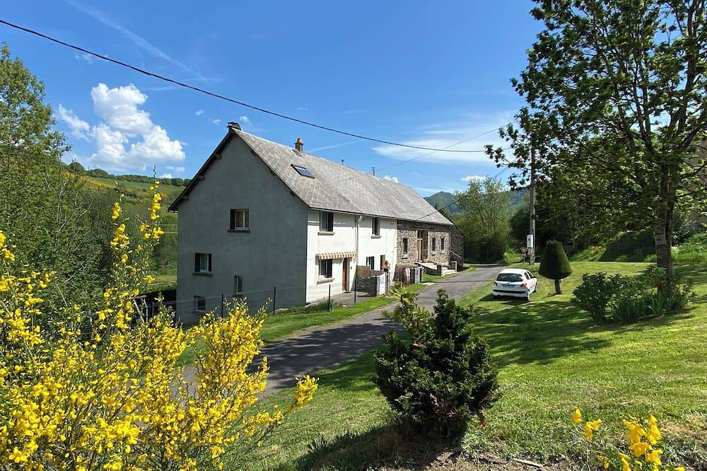 Gîte du Fenil in the heart of the Auvergne Volcanoes and Lakes in Perpezat, Regionaler Naturpark Volcans d'Auvergne