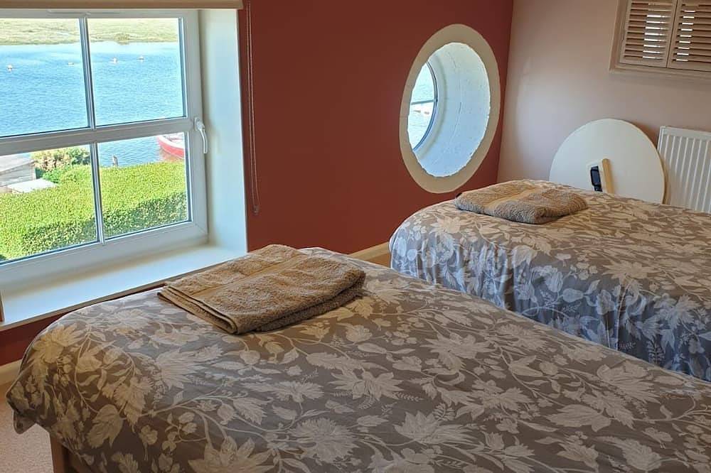 Luxury Cottage with Spectacular Views and Terrace Overlooking the Creek in Wells-next-the-Sea, Norfolk Coast