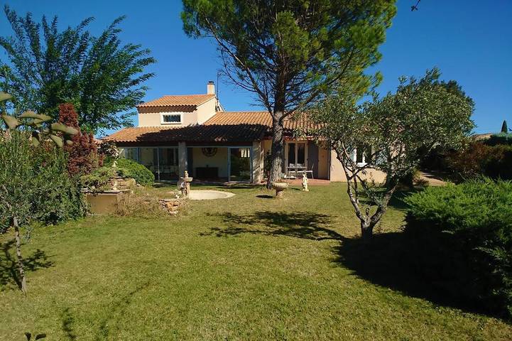 Location de vacances pour 9 personnes, avec jardin à Grillon