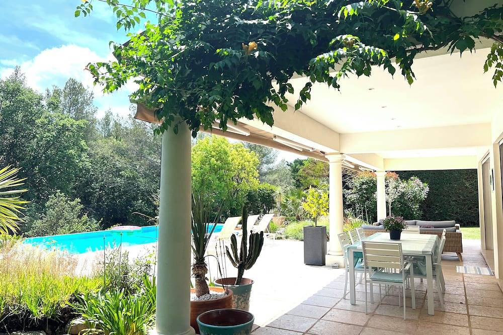 A beautiful 5 bedroom modern villa located in Biot between Cannes and Nice. in Biot, Region de Cannes