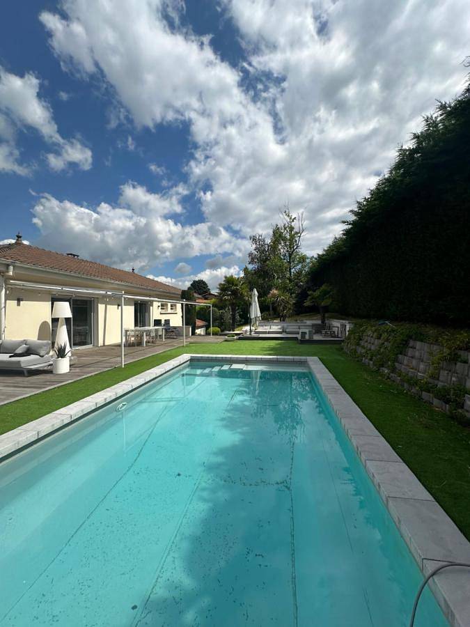 Location de vacances pour 8 personnes, avec vue et jardin ainsi que terrasse et piscine à Fleurieux-sur-l'Arbresle