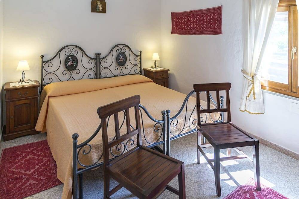 Villa with swimming pool, surrounded by flower gardens, near the sea. in Sorso, Sassari Provinz