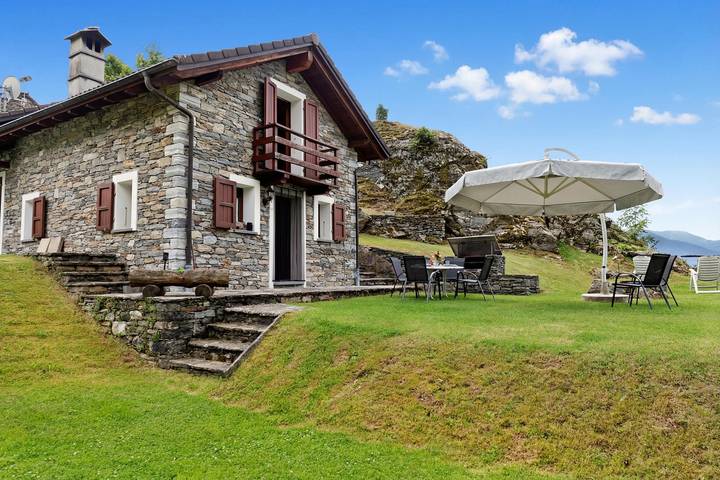 Chalet für 4 Personen, mit Balkon und Seeblick im Ticino