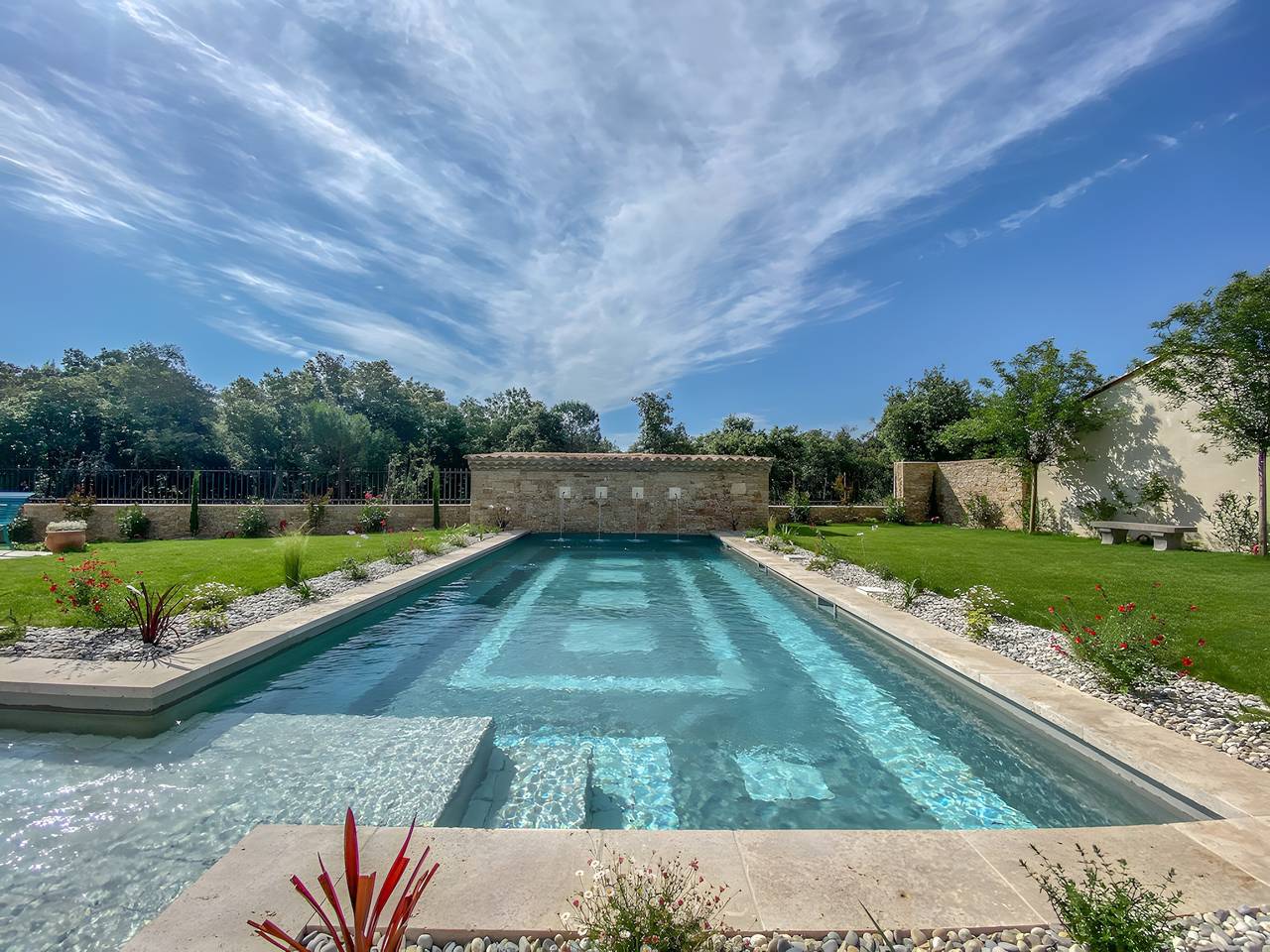 Villa 'Les 4 Fontaines' with Private Pool, Wi-Fi and Air Conditioning in Saint-Siffret, Nimes region