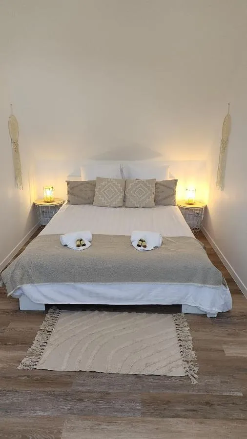 Alojamiento y desayuno para 2 personas, con piscina además de terraza y jardín - 1