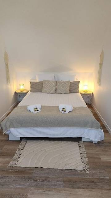 Cottage pour 2 personnes, avec terrasse et piscine à Jugon-les-Lacs