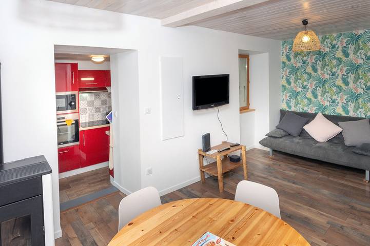 Apartamento entero, Apartamento "Chez Pierre y Germaine" con vistas a la montaña, terraza privada y Wi-Fi in Saint-Genix-les-Villages, Chambéry region